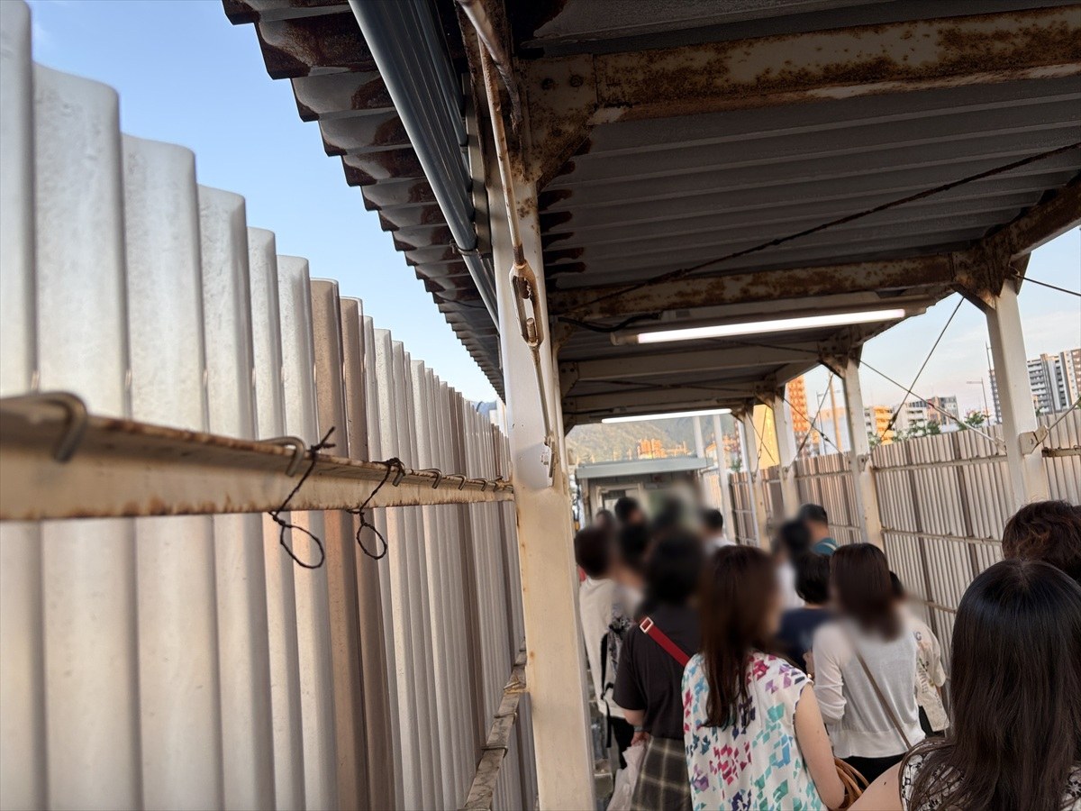 桟橋へ続く通路にできた乗船待ちの列
