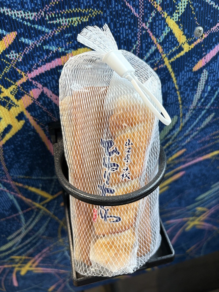 座席のホルダーに入れたおつまみの詰め合わせ