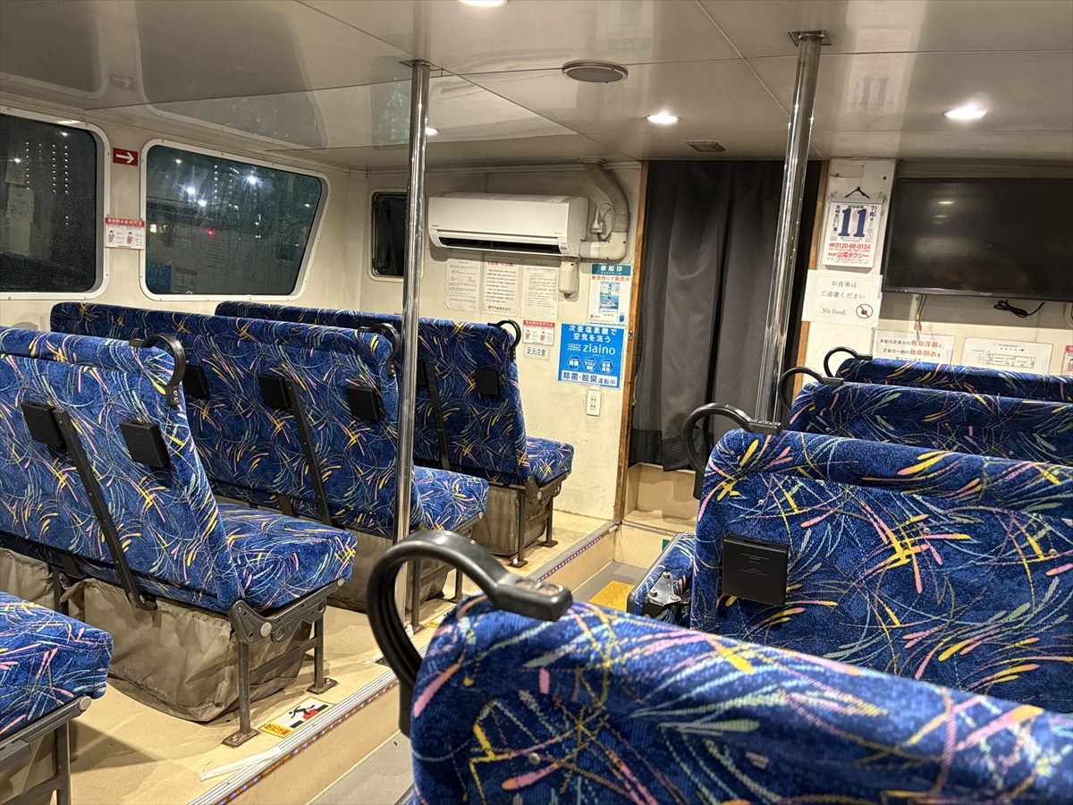 青いシートが並ぶ船内の客室