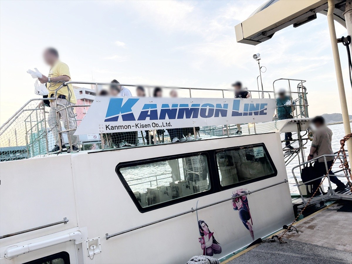 屋上のオープンデッキに集まる乗客
