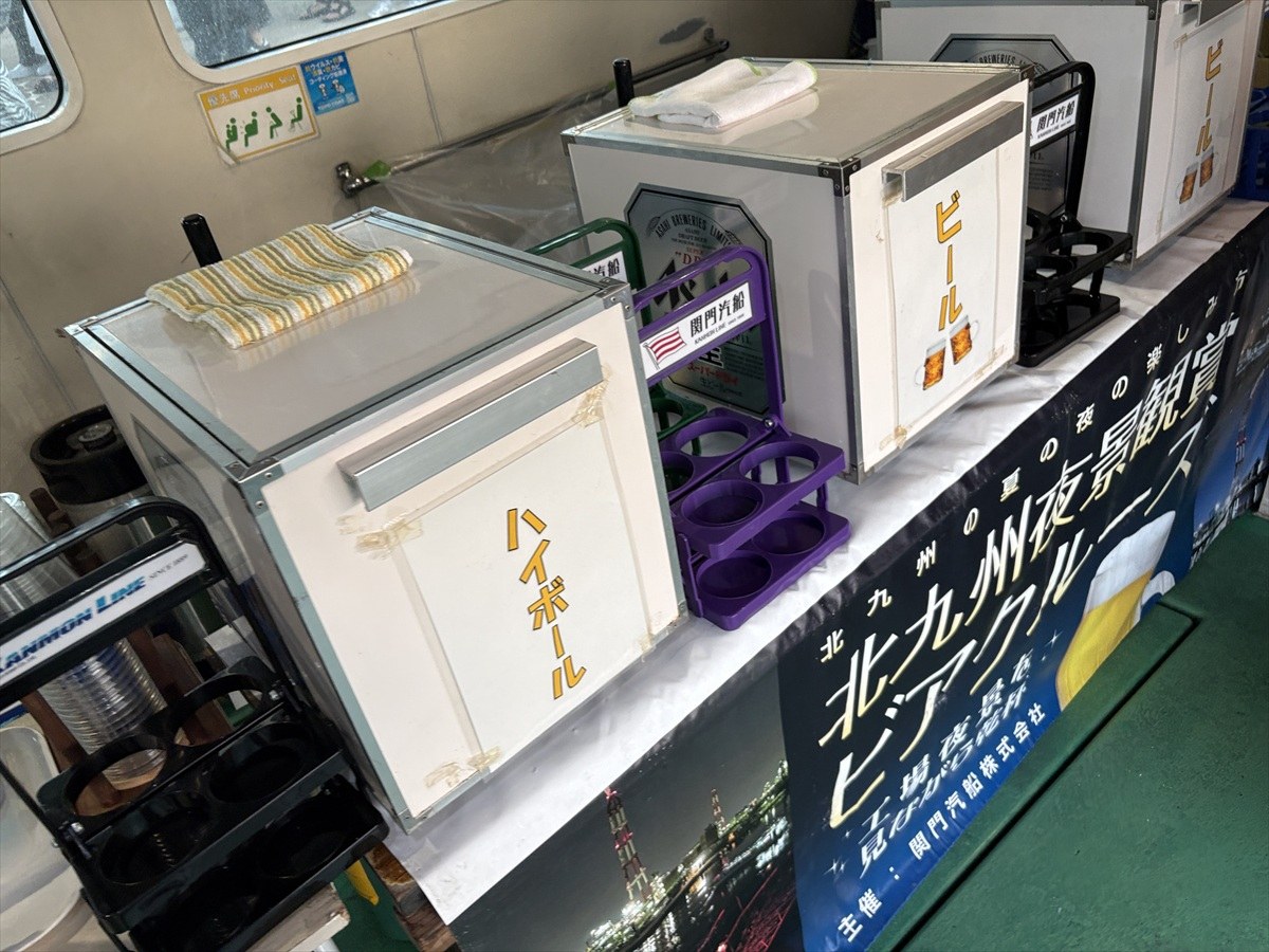 ビールとハイボールのサーバーが並ぶ配布カウンター